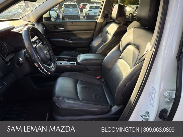 Used 2022 White Nissan SL image 3