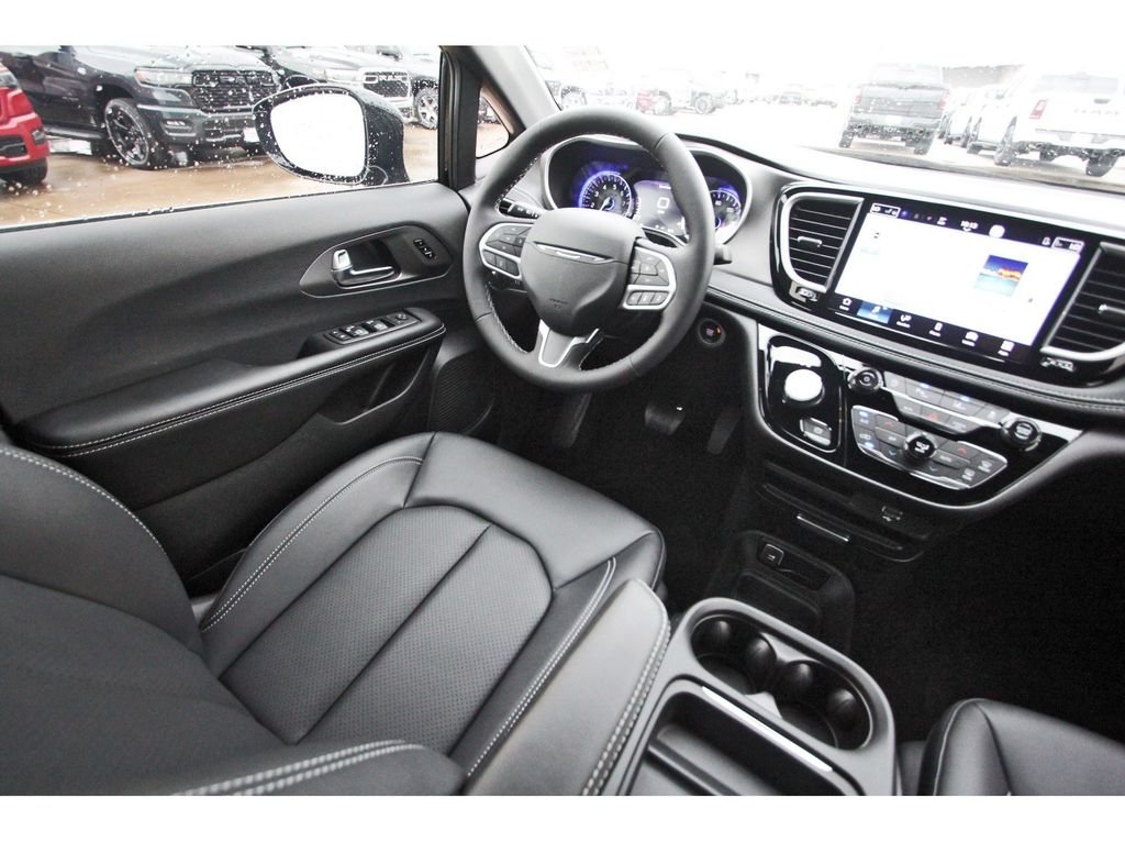 New 2027 Diamond Black Crystal Pearl-Coat Exterior Paint Chrysler Select image 7