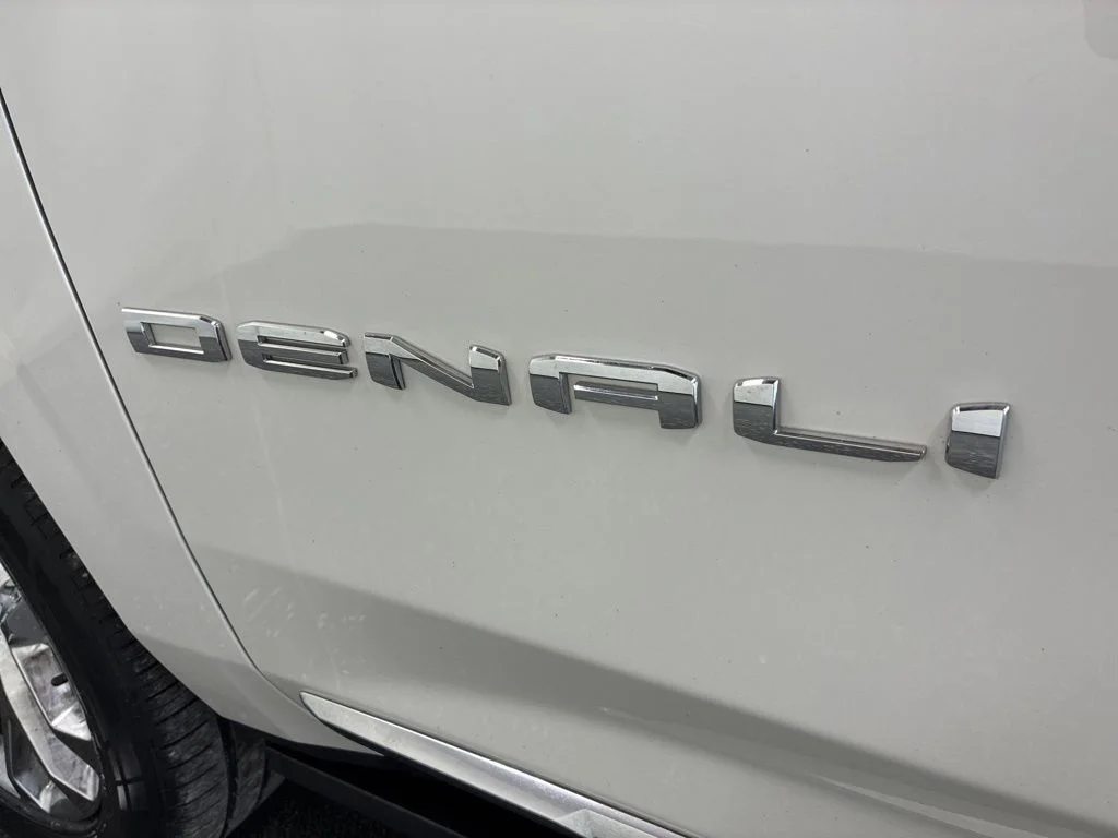 Used 2022 White GMC Denali image 39