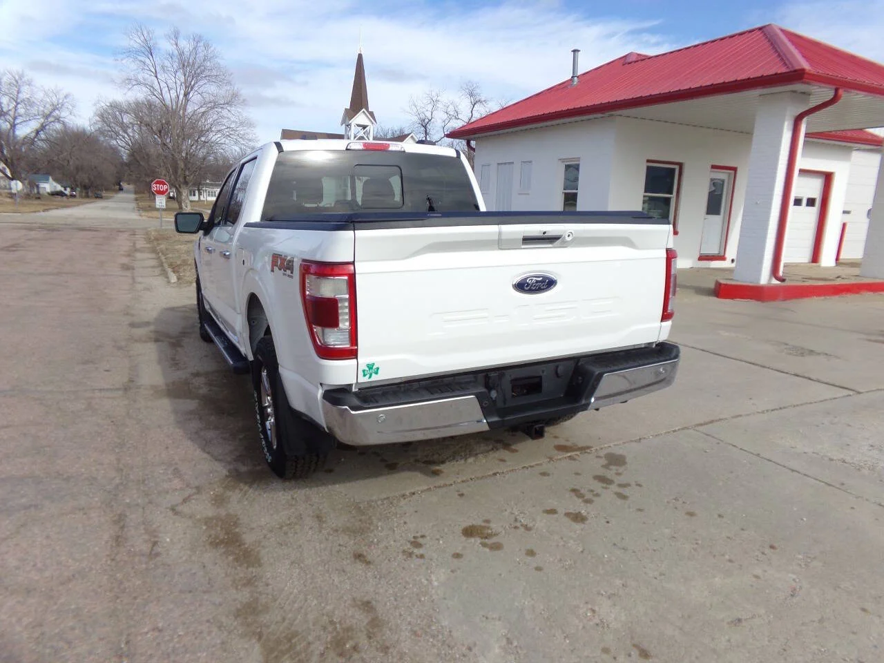 Used 2021 Oxford White Ford Lariat 4x4 4dr SuperCrew 5.5 ft. SB image 3