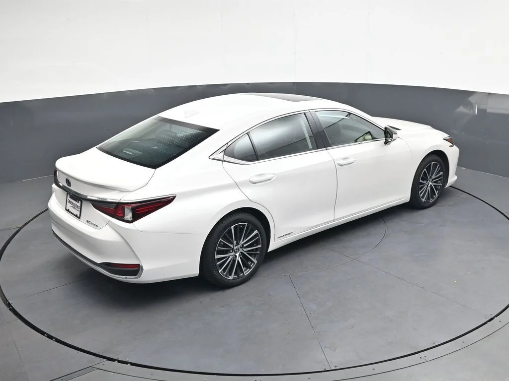 Used 2022 White Lexus 300h image 29