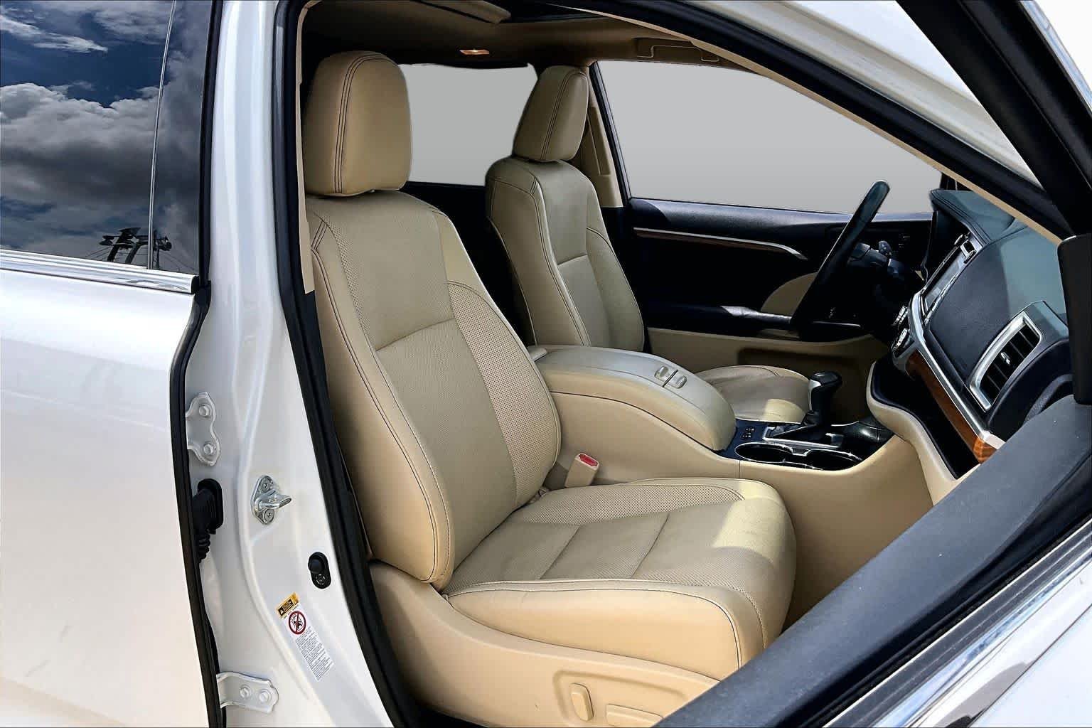 Used 2017 Blizzard Pearl Toyota Limited image 9