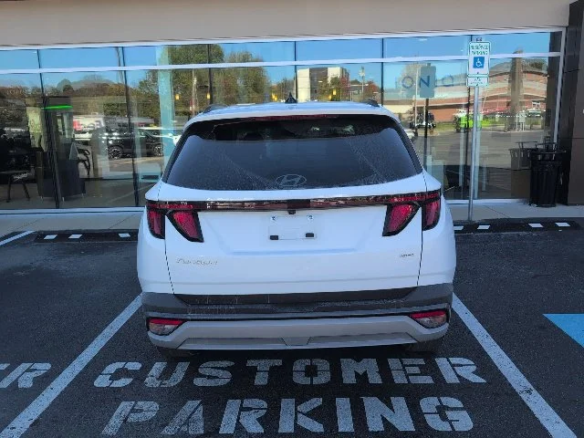 Used 2025 White Hyundai SEL image 4
