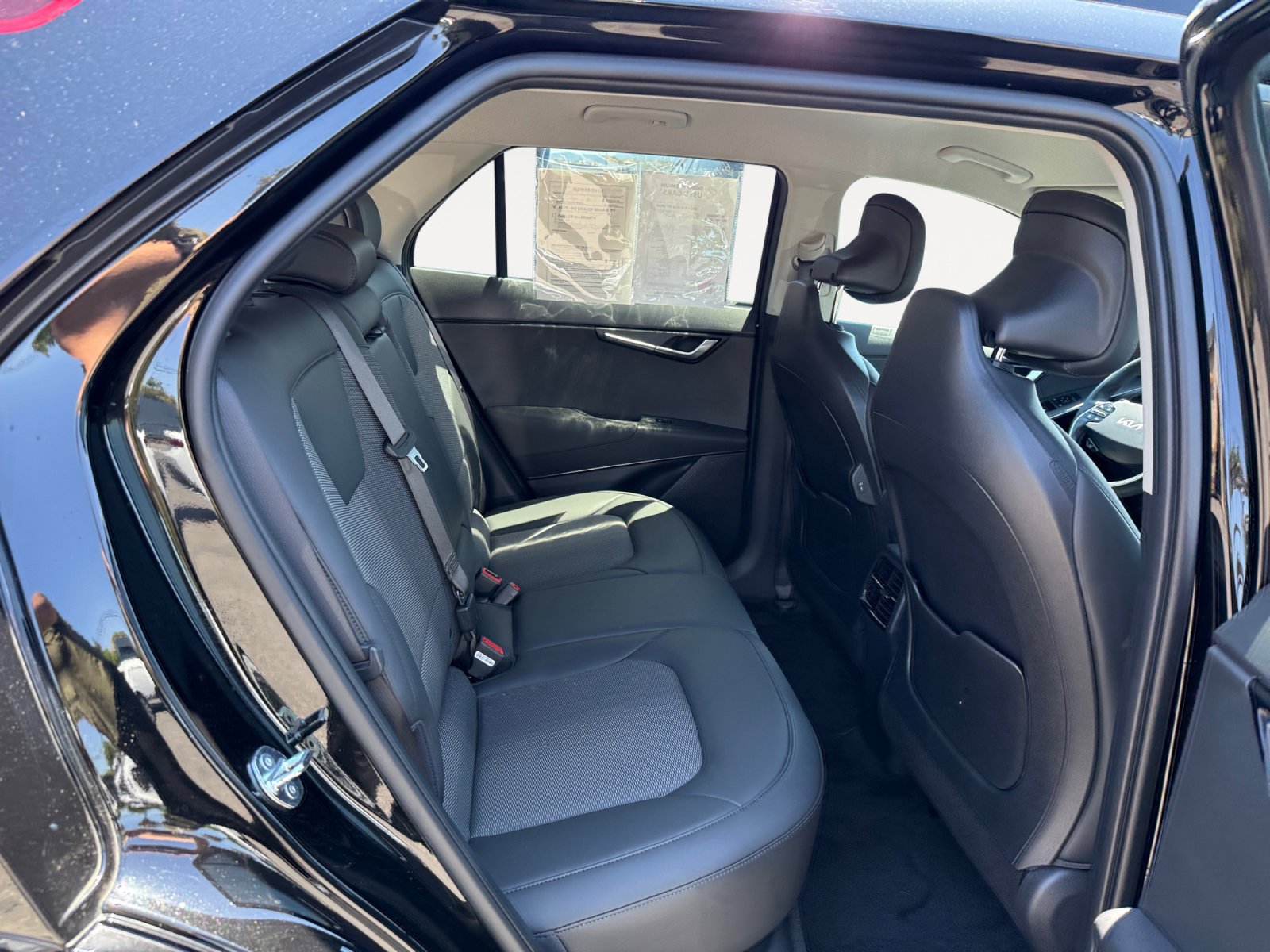 Used 2024 Aurora Black Kia Wind image 18