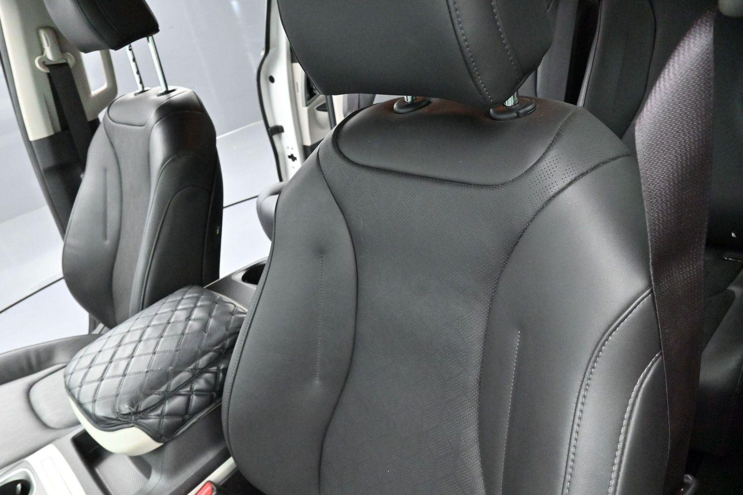 Used 2022 Snow White Pearl Kia LXS image 14