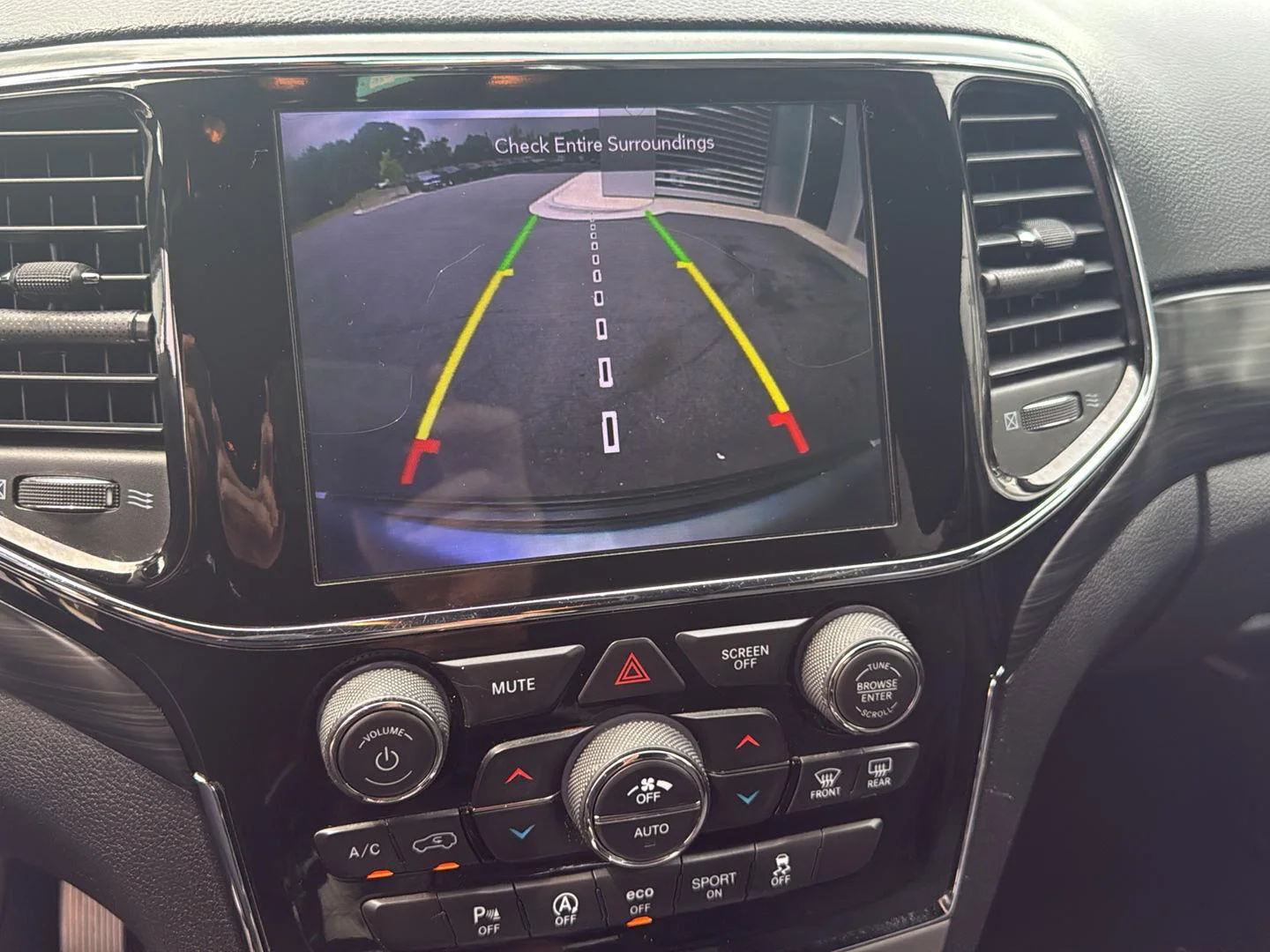 Used 2020 Billet Silver Metallic Jeep Laredo image 17