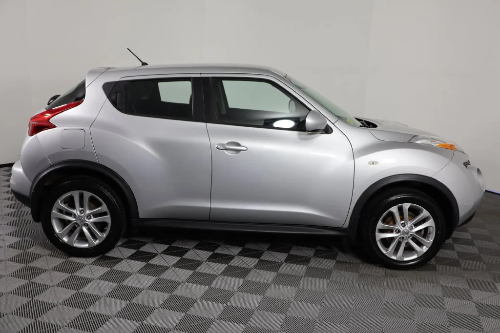 Used 2014 Brilliant Silver Nissan S image 9