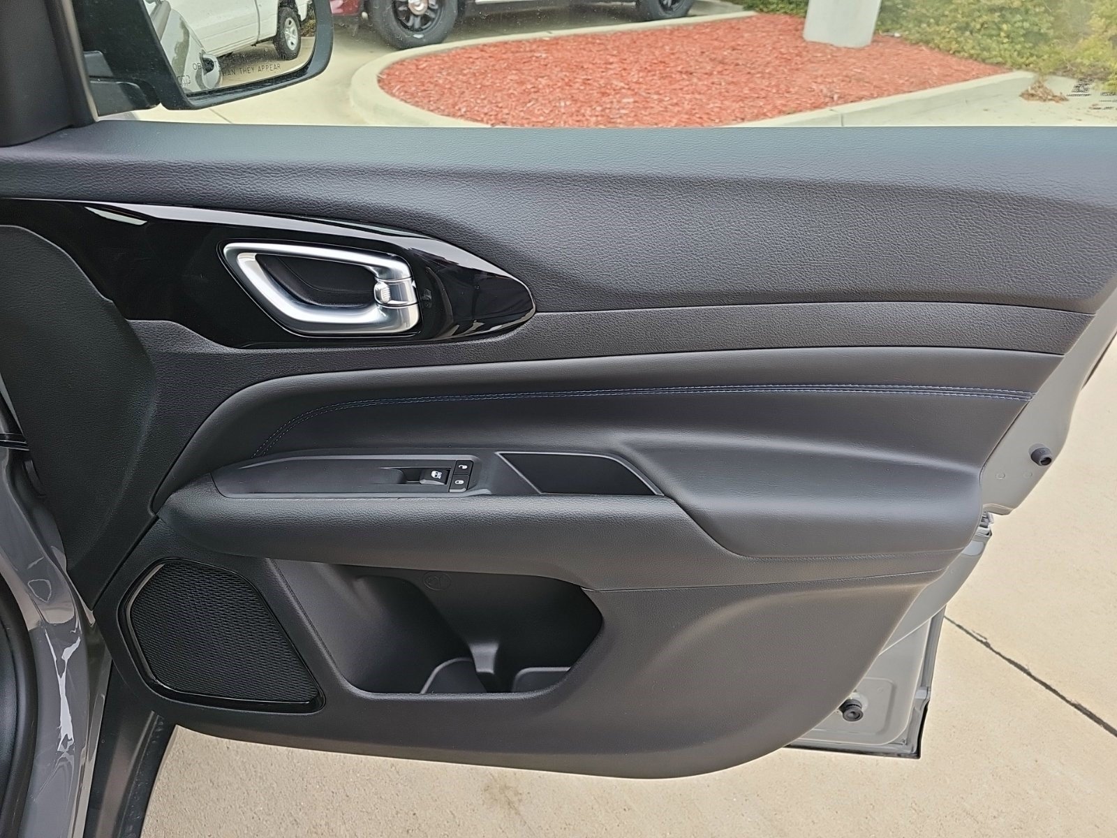 New 2027 Sting-Gray Clearcoat Jeep Latitude Altitude image 13