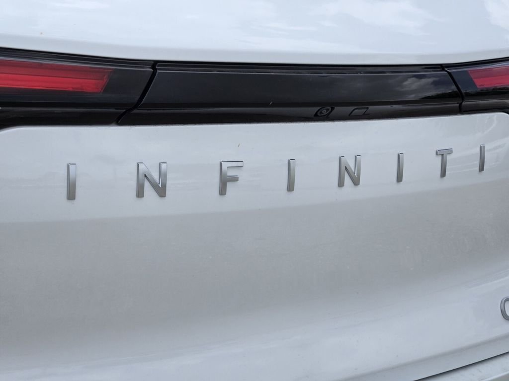 New 2027 RADIANT WHITE INFINITI Luxe FWD image 10