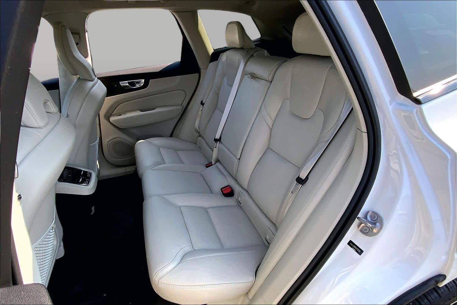 Used 2024 Crystal White Metallic Volvo Ultimate Dark Theme image 21