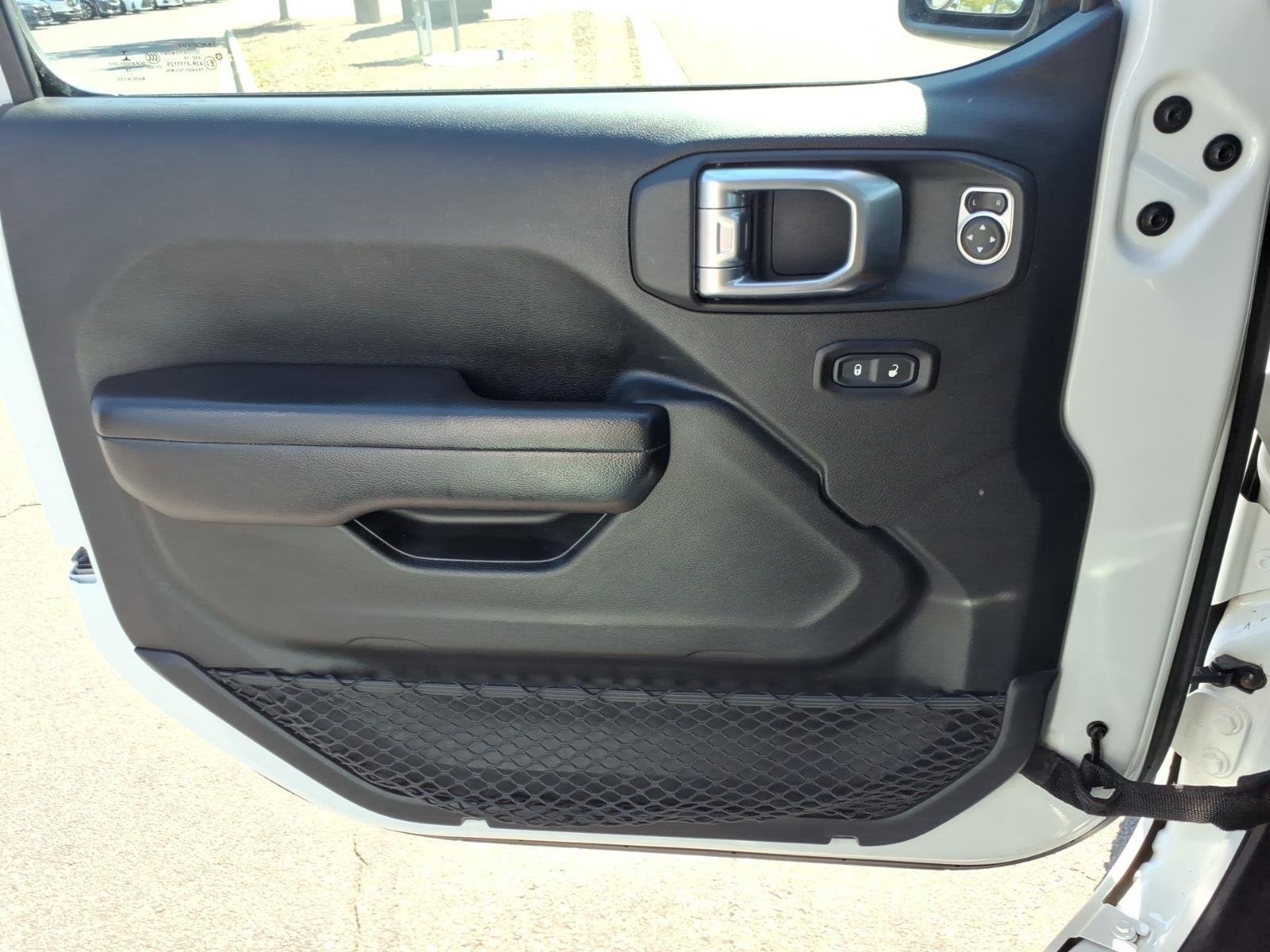 Used 2018 Bright White Clearcoat Jeep Sport S image 29