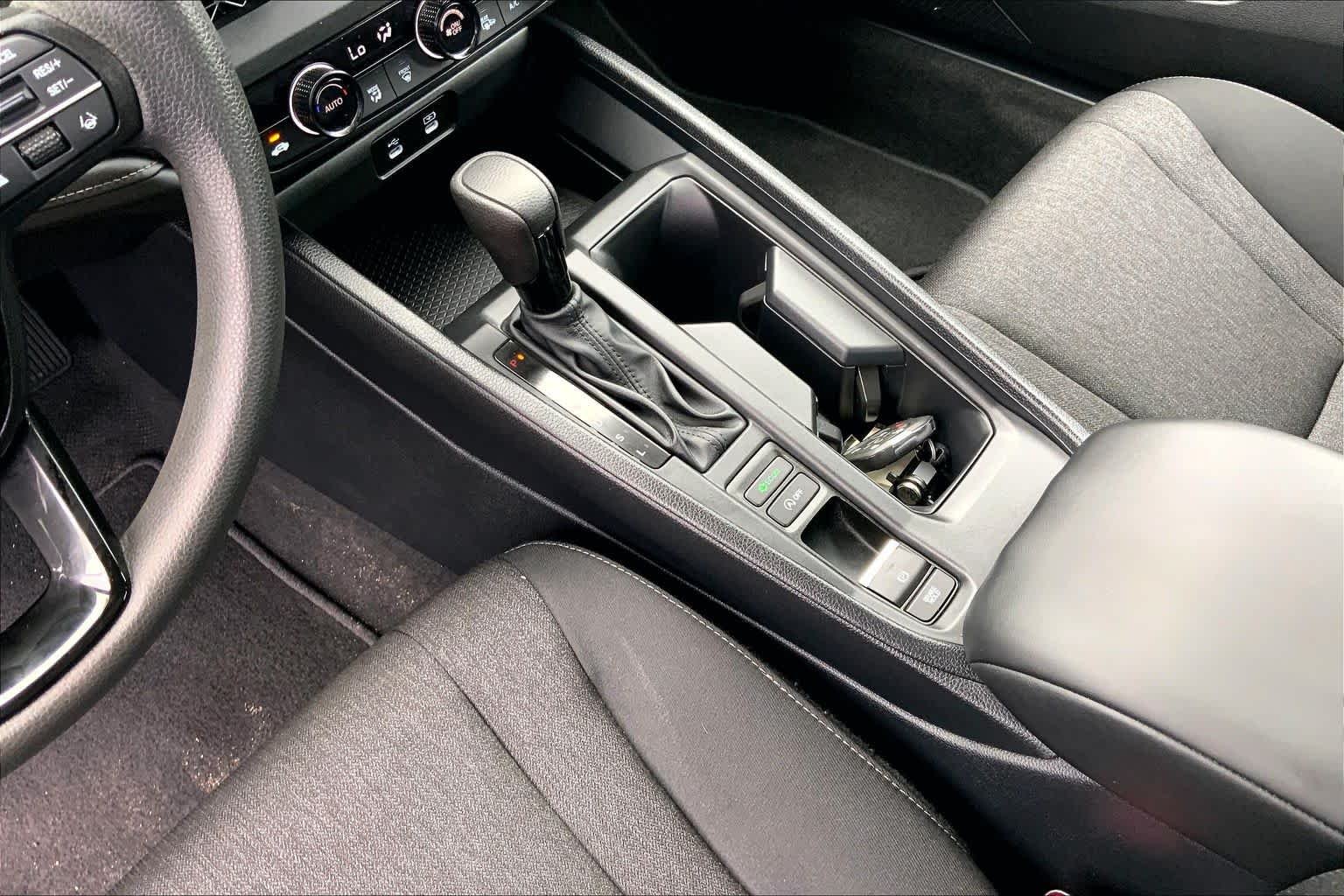 Used 2025 Meteorite Gray Metallic Honda SE image 17