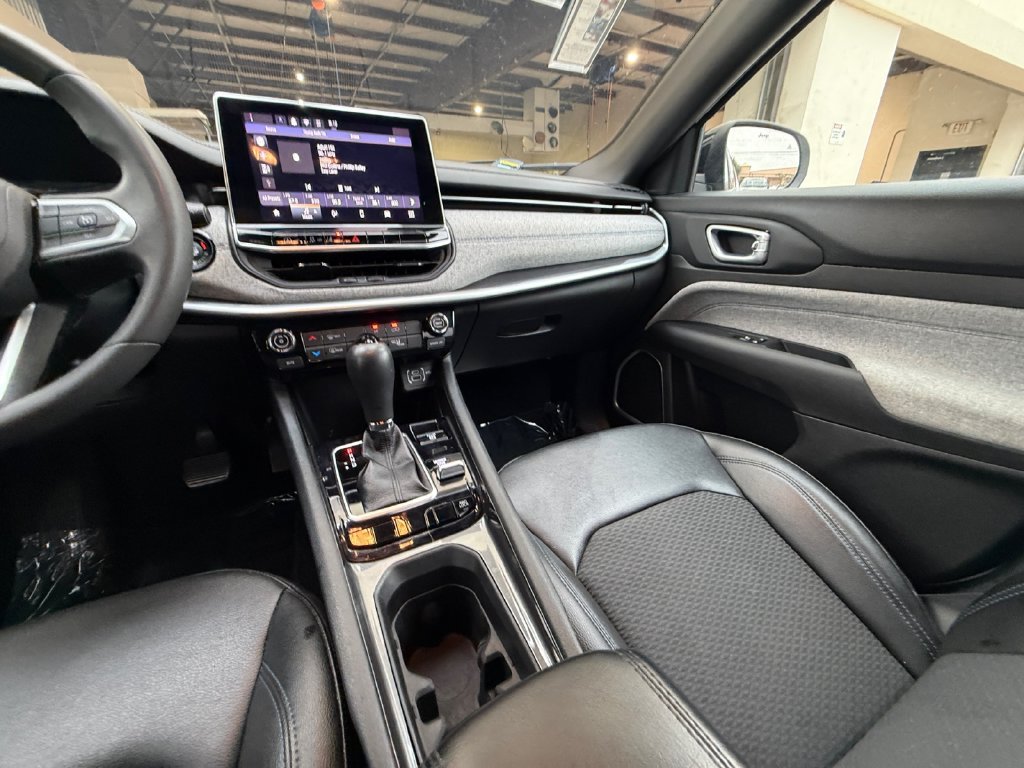 Used 2024 White Jeep Latitude image 15