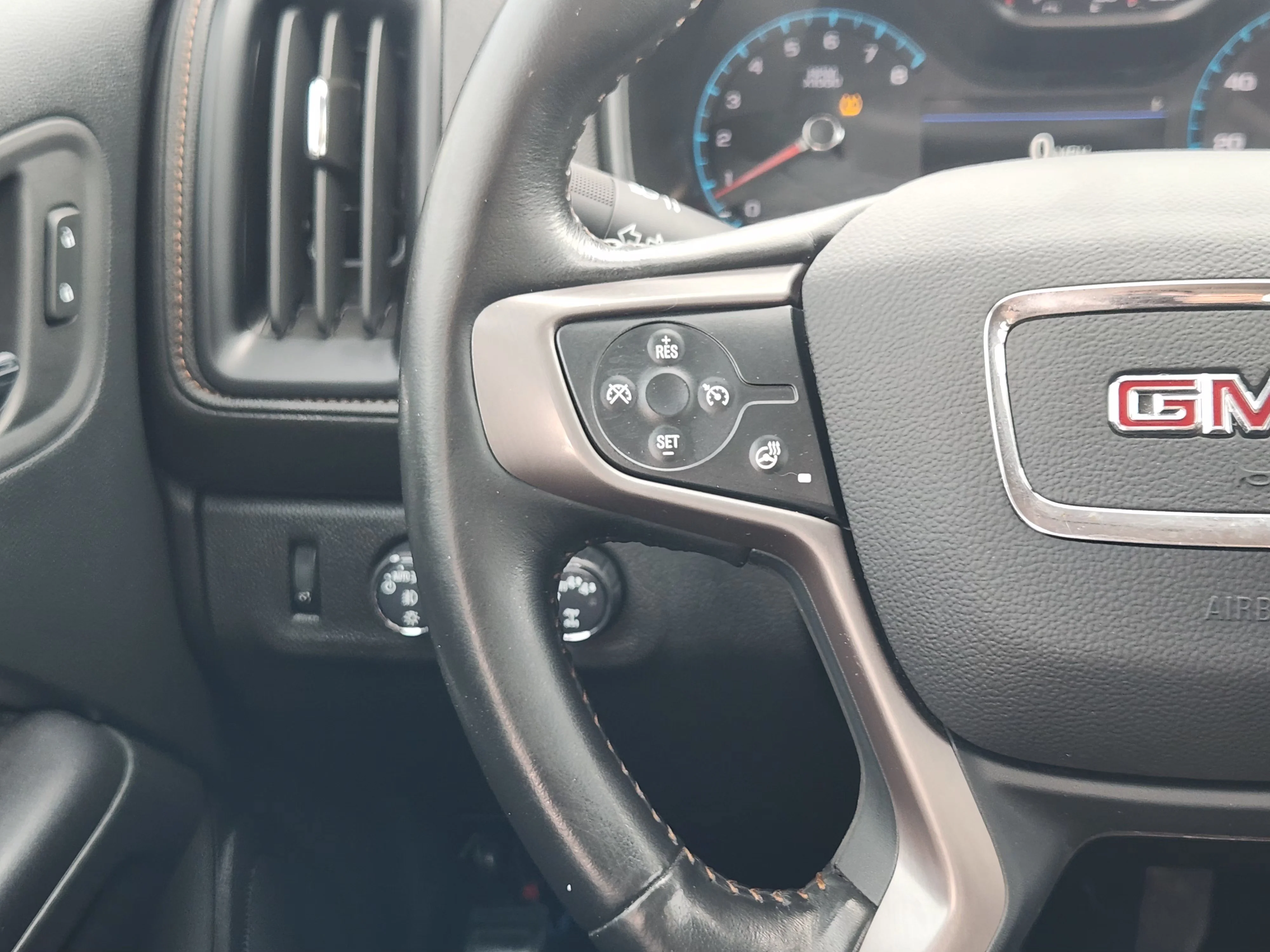 Used 2022 Summit White GMC AT4 w/Leather image 27