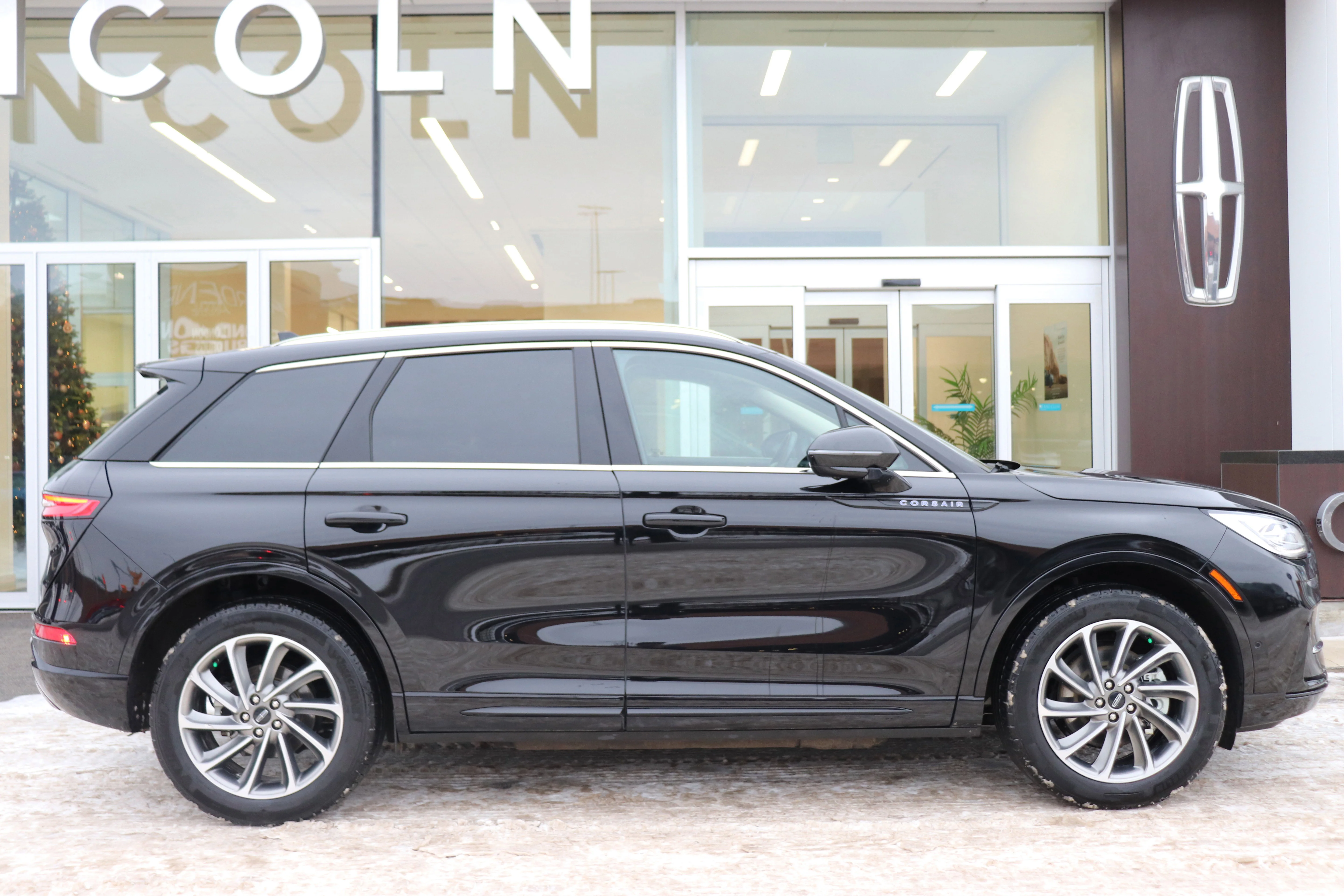 New 2024 INFINITE BLACK METALLIC Lincoln Grand Touring image 3