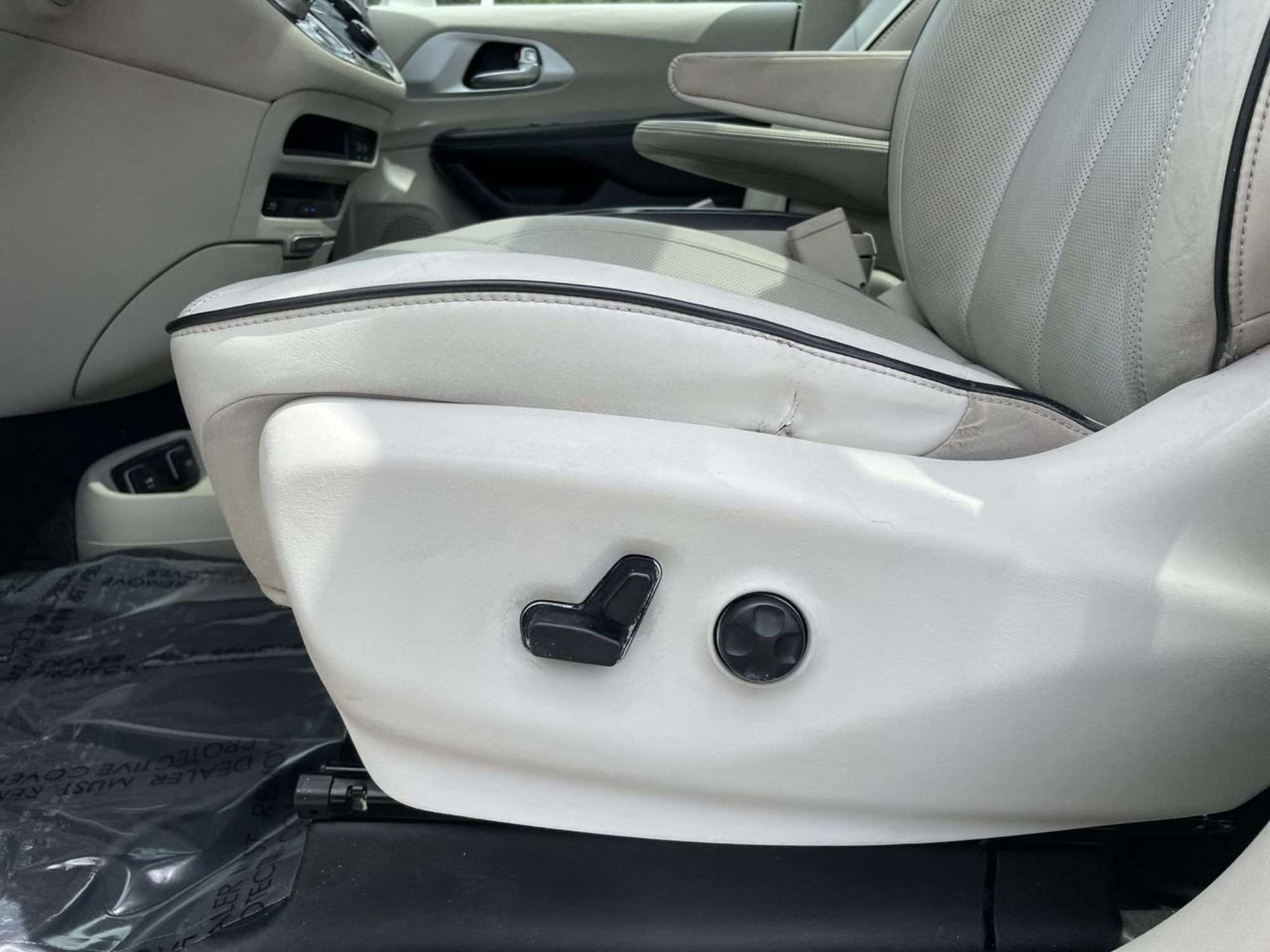 Used 2017 Tusk White Chrysler Platinum image 22