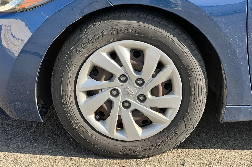Used 2017 Blue Hyundai SE image 5