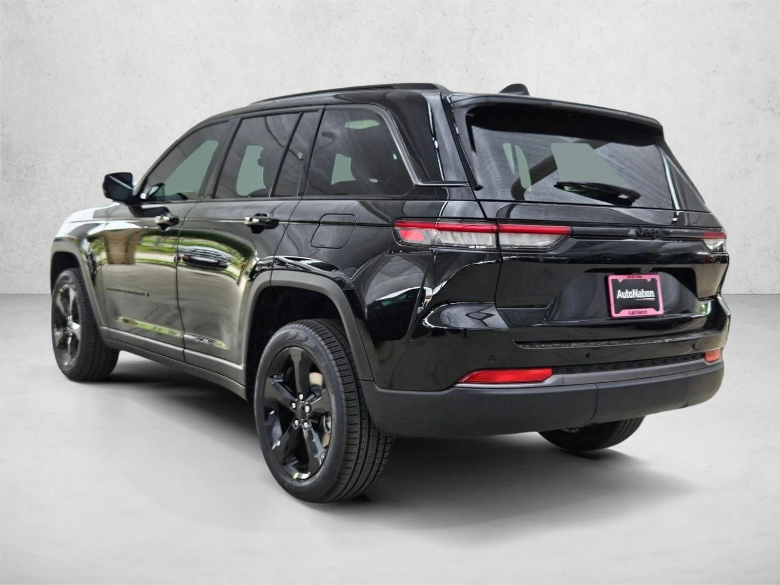 New 2026 Diamond Black Crystal Pearl-Coat Exterior Paint Jeep Limited image 9