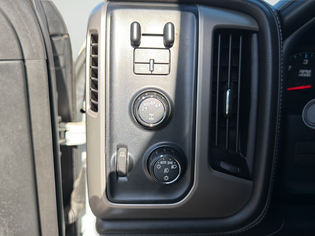 Used 2017 White GMC Denali image 35