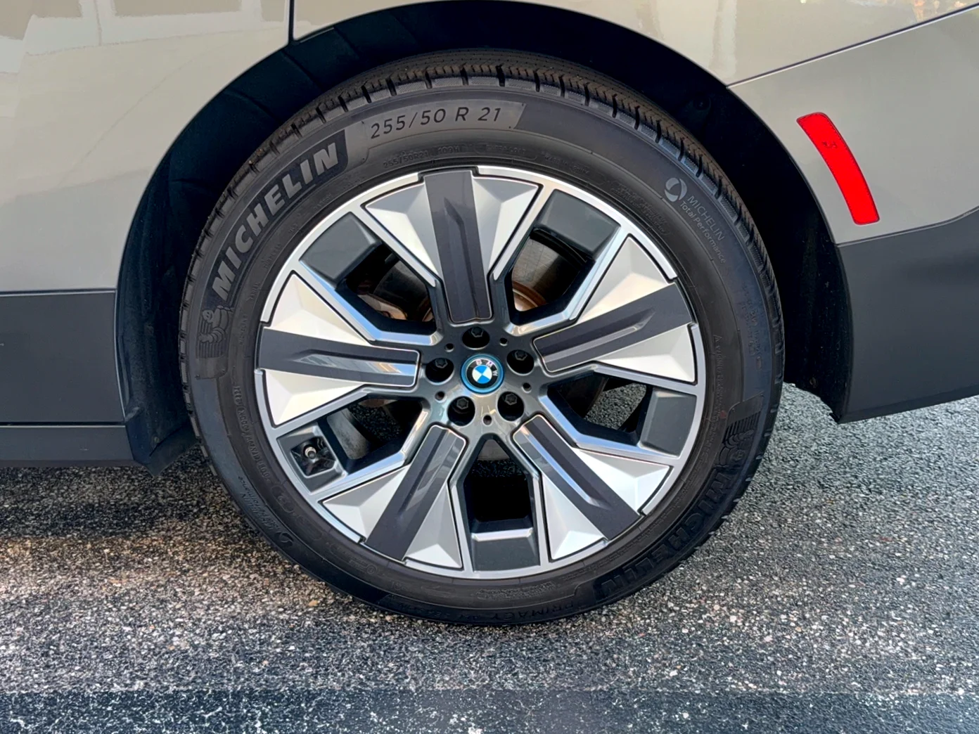 Certified Used 2024 Oxide Grey Metallic BMW xDrive50 image 25