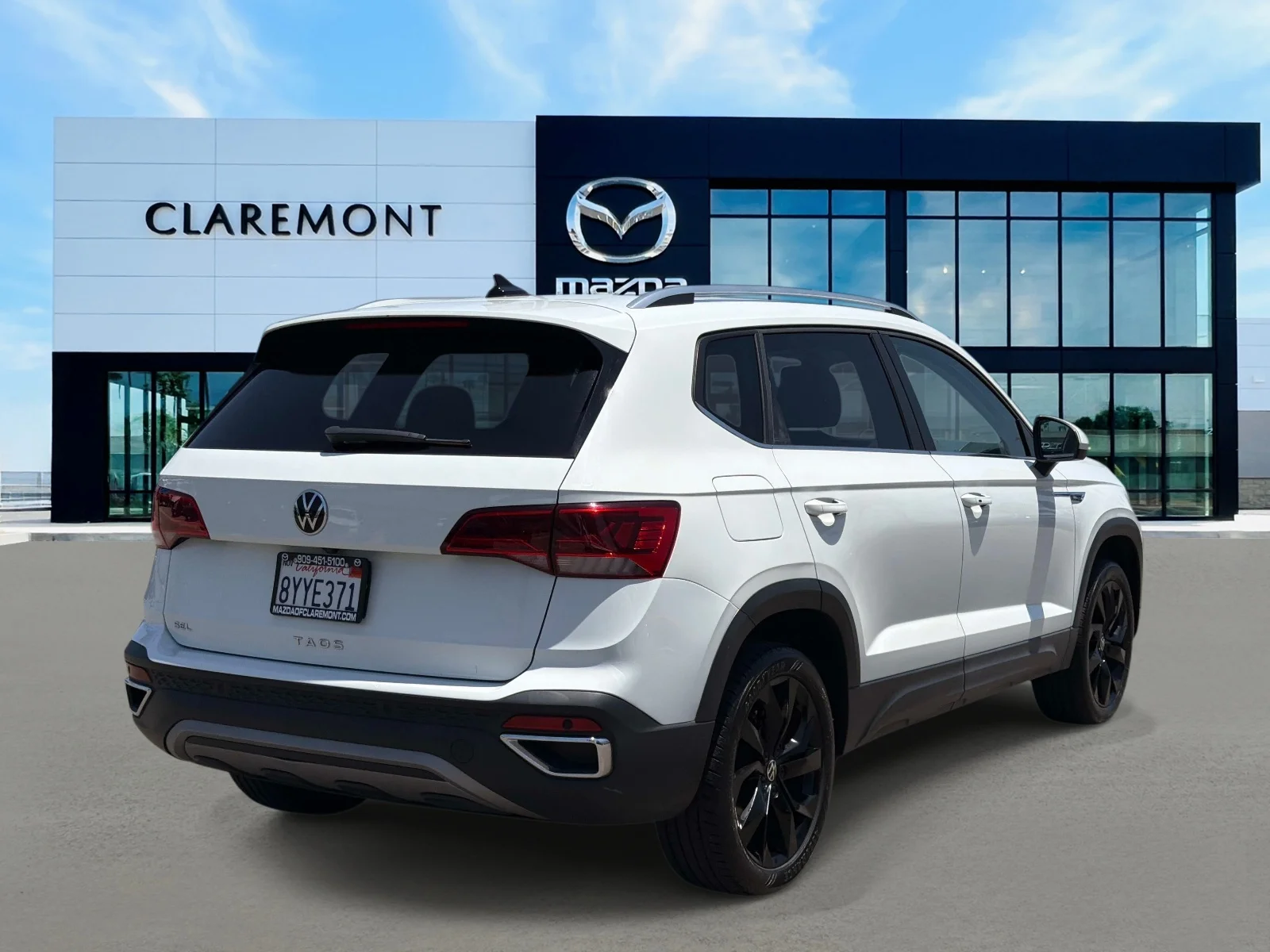 Used 2022 Pure White Volkswagen SEL FWD image 5