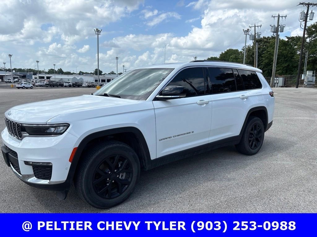 Used 2023  Jeep Limited image 3