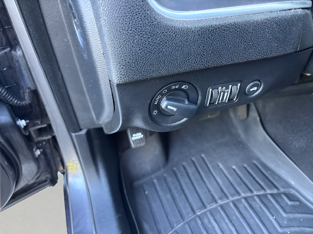 Used 2019 Gray Dodge SXT image 27