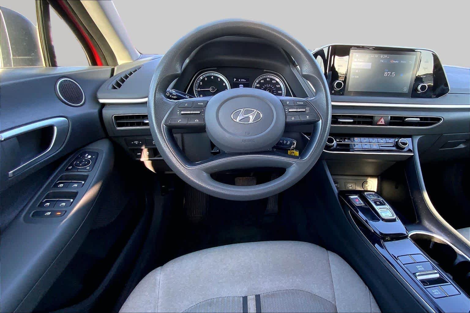 Used 2021 Calypso Red Hyundai SE image 5