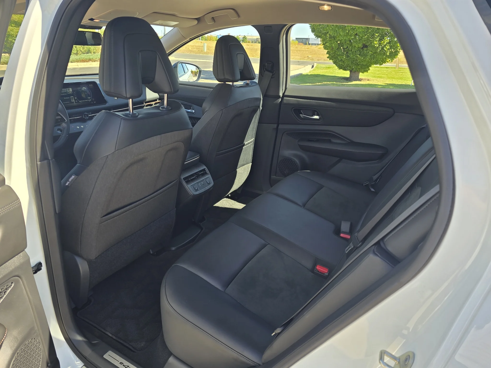 Used 2024 Everest White Pearl Tricoat/Black Diamond Pearl Nissan ENGAGE+ image 15