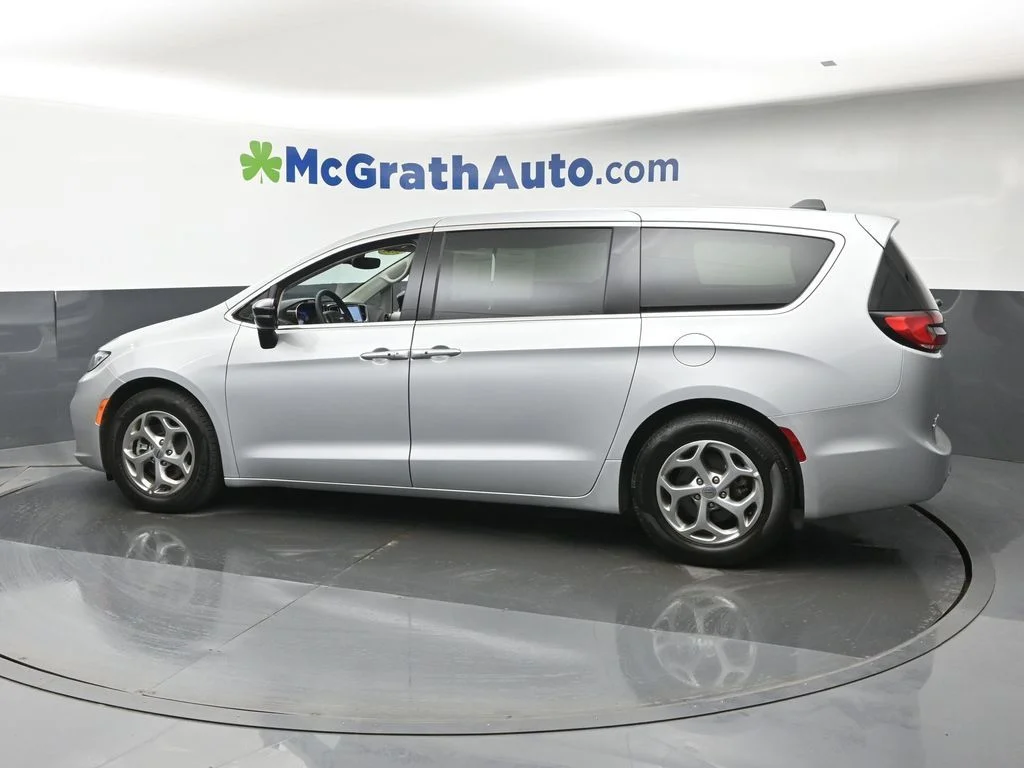 Used 2024 Silver Chrysler Limited image 27