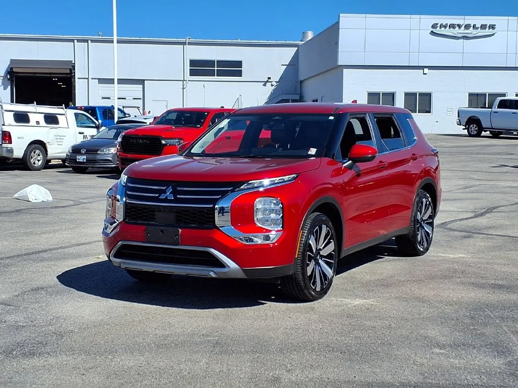 Used 2025 Mitsubishi Outlander SE with VIN JA4J4VA89SZ036627 for sale in Kansas City