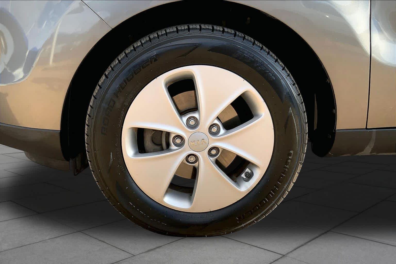 Used 2014 Titanium Gray Kia Base image 11