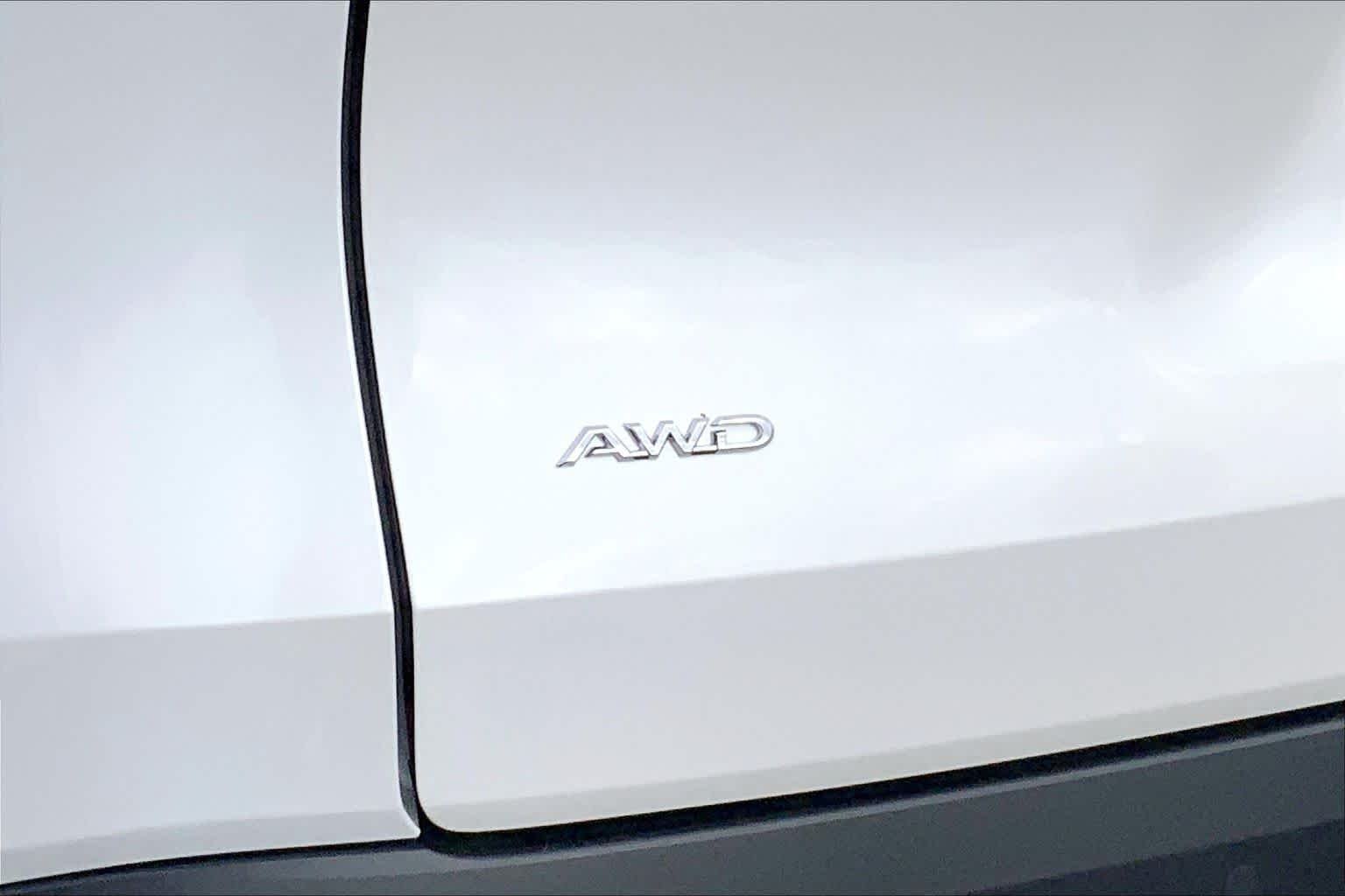 New 2026 Wind Chill Pearl Toyota Platinum image 17