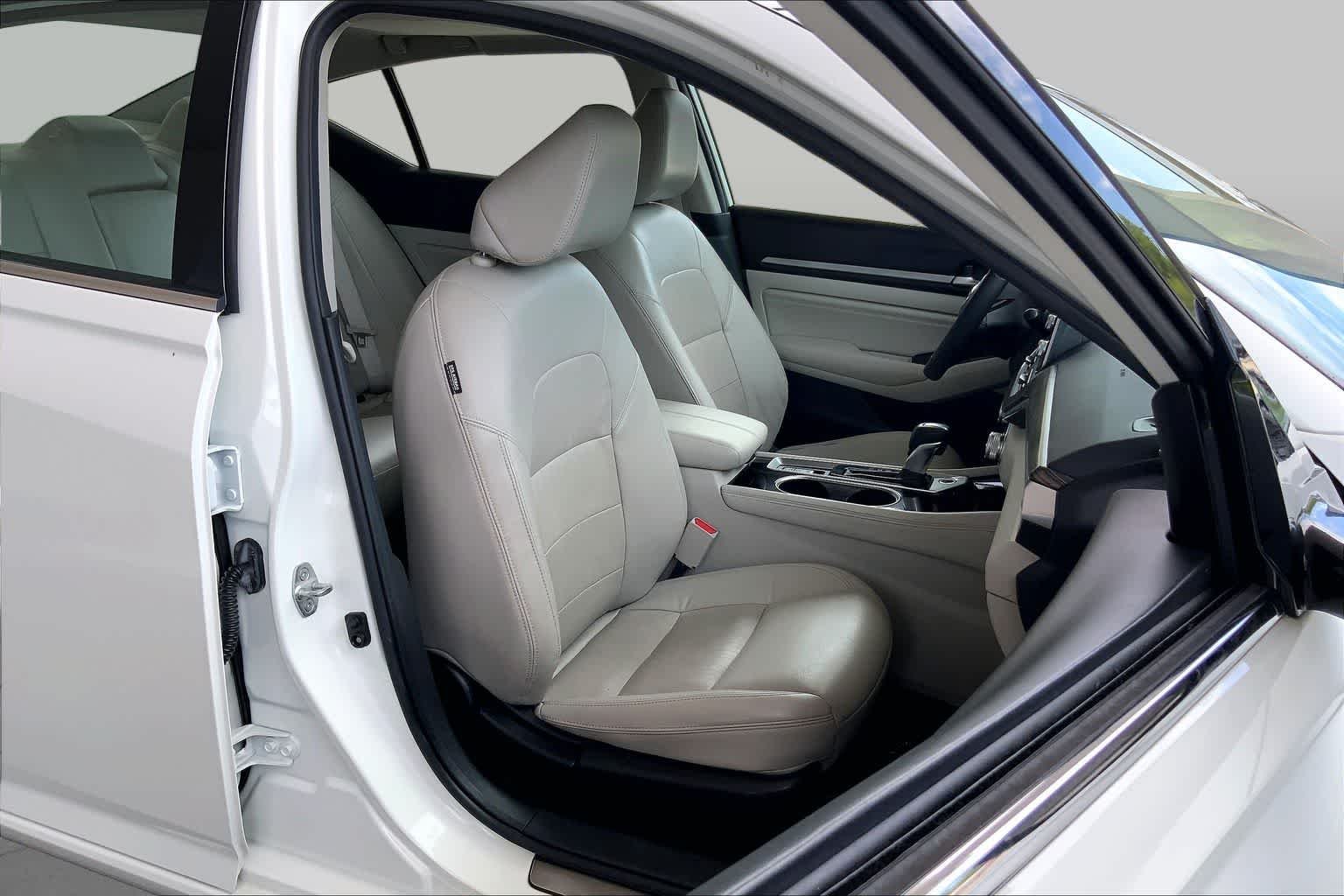 Used 2022 Pearl White Tricoat Nissan 2.5 SL image 9