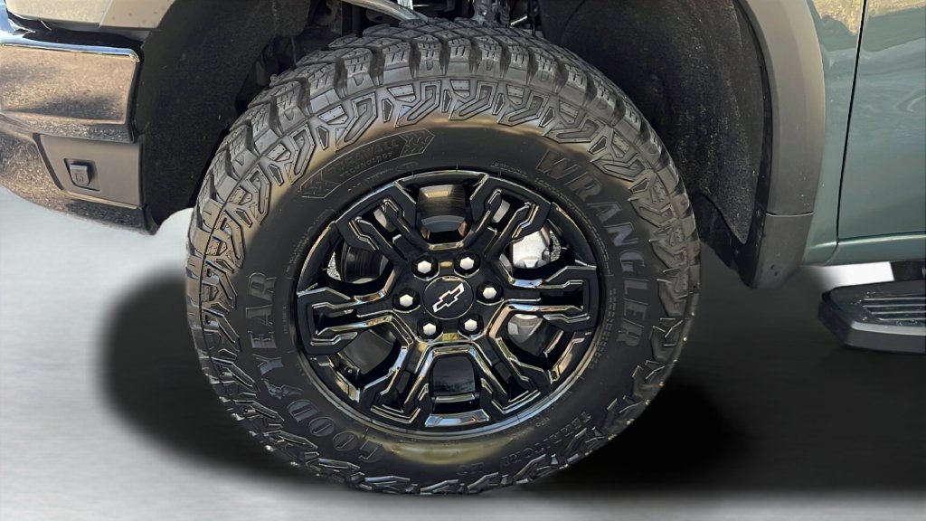 Used 2025 Gray Chevrolet ZR2 image 31