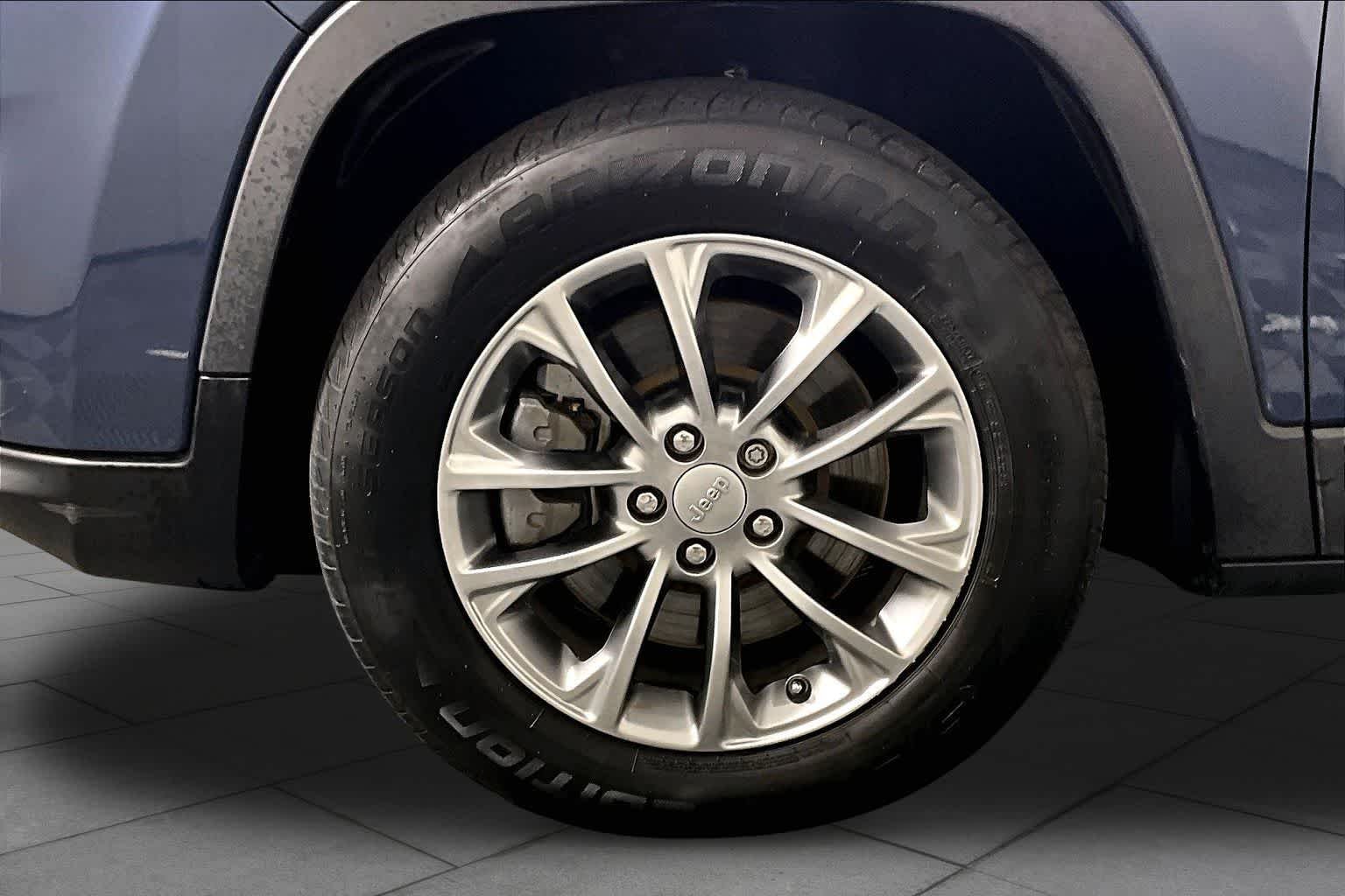 Used 2020 Slate Blue Pearlcoat Jeep Latitude Plus image 17