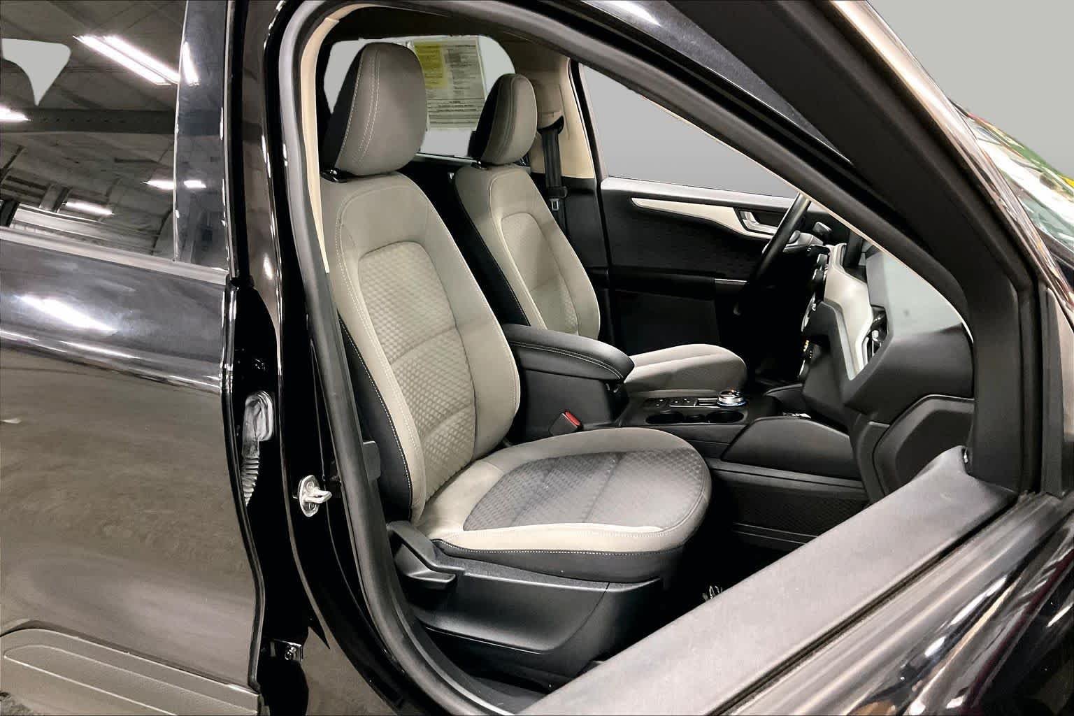 Used 2020 Agate Black Metallic Ford SE image 9