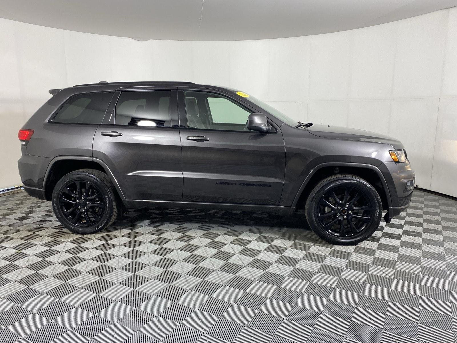 Used 2020 Granite Crystal Metallic Clearcoat Jeep Altitude image 10