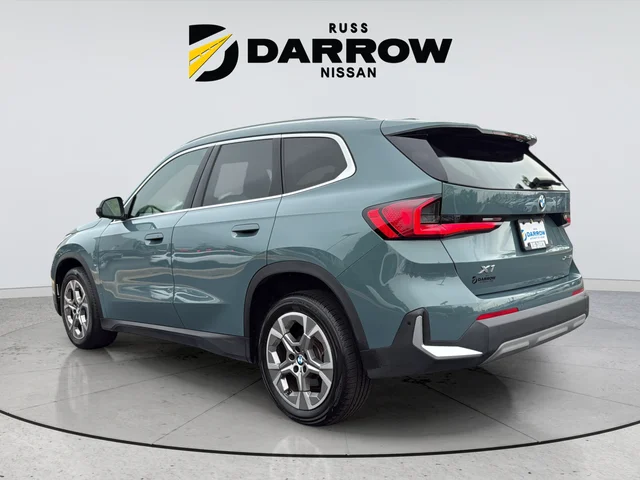 Used 2023 Green BMW xDrive28i image 3