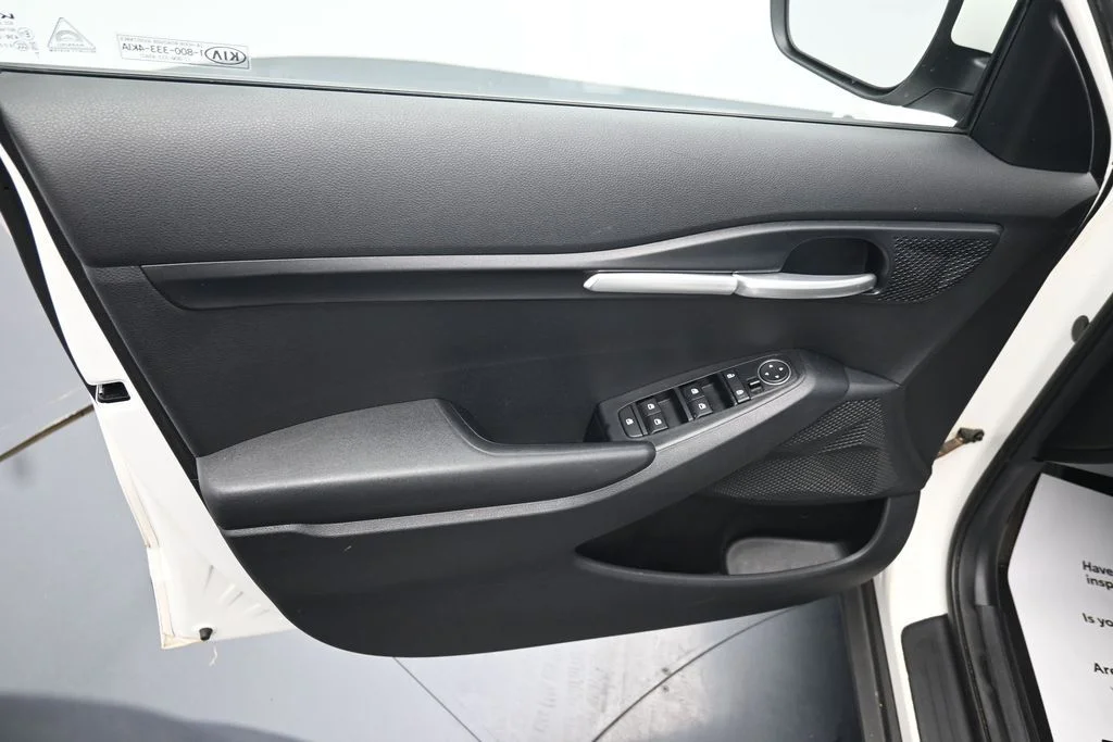 Used 2022 White Kia LX image 18