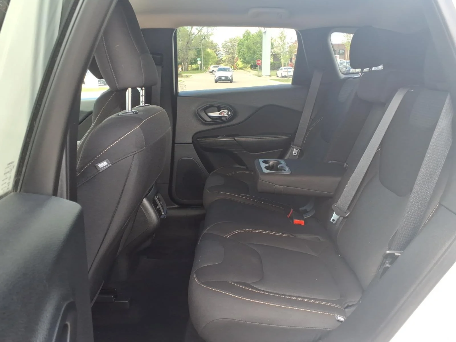 Used 2015 White Jeep 4WD 4DR LATITUDE image 27