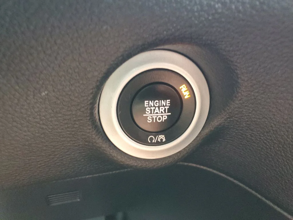 Used 2019 Silver Chrysler Limited image 13