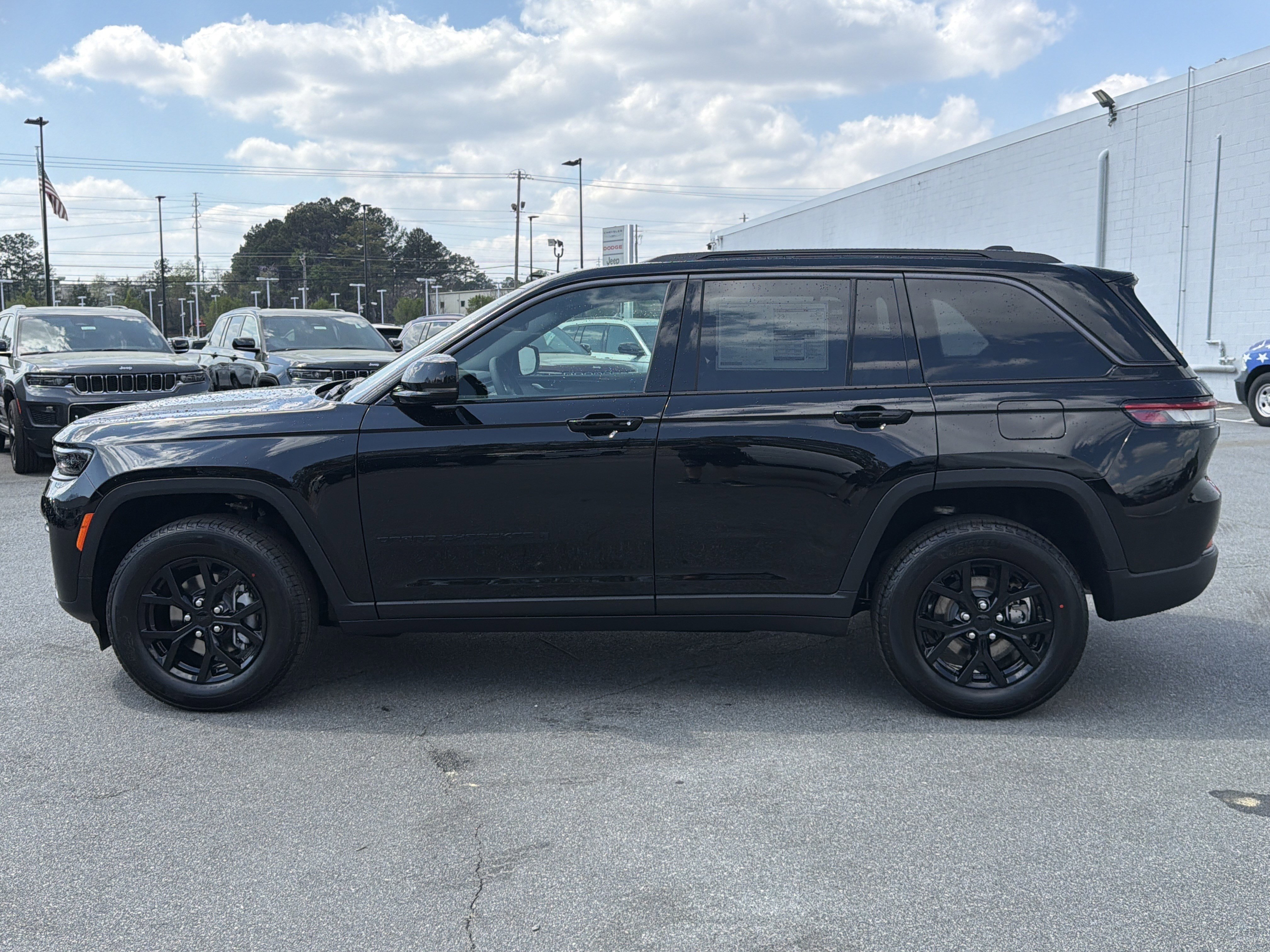 New 2026 Diamond Black Crystal Pearl-Coat Exterior Paint Jeep Altitude image 4