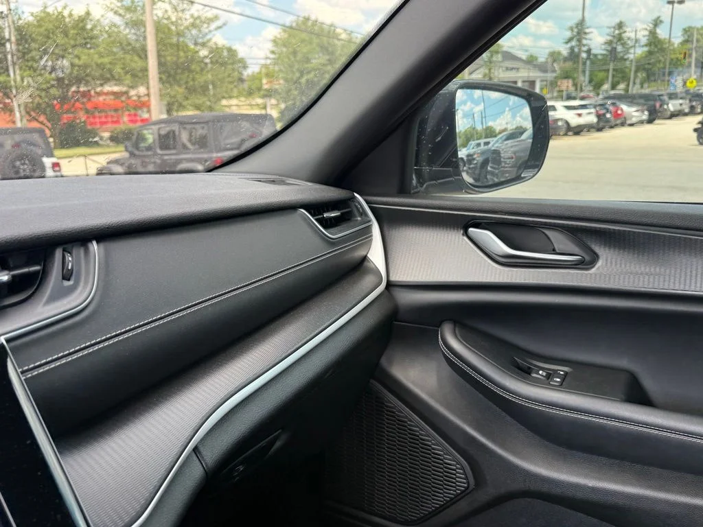 Used 2023 Silver Jeep Altitude X image 22