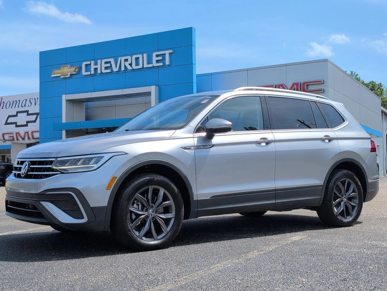 2024 Volkswagen Tiguan 2.0T SE 4Motion's photo