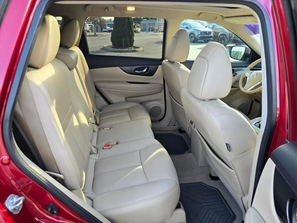 Used 2015 Red Nissan SL image 14