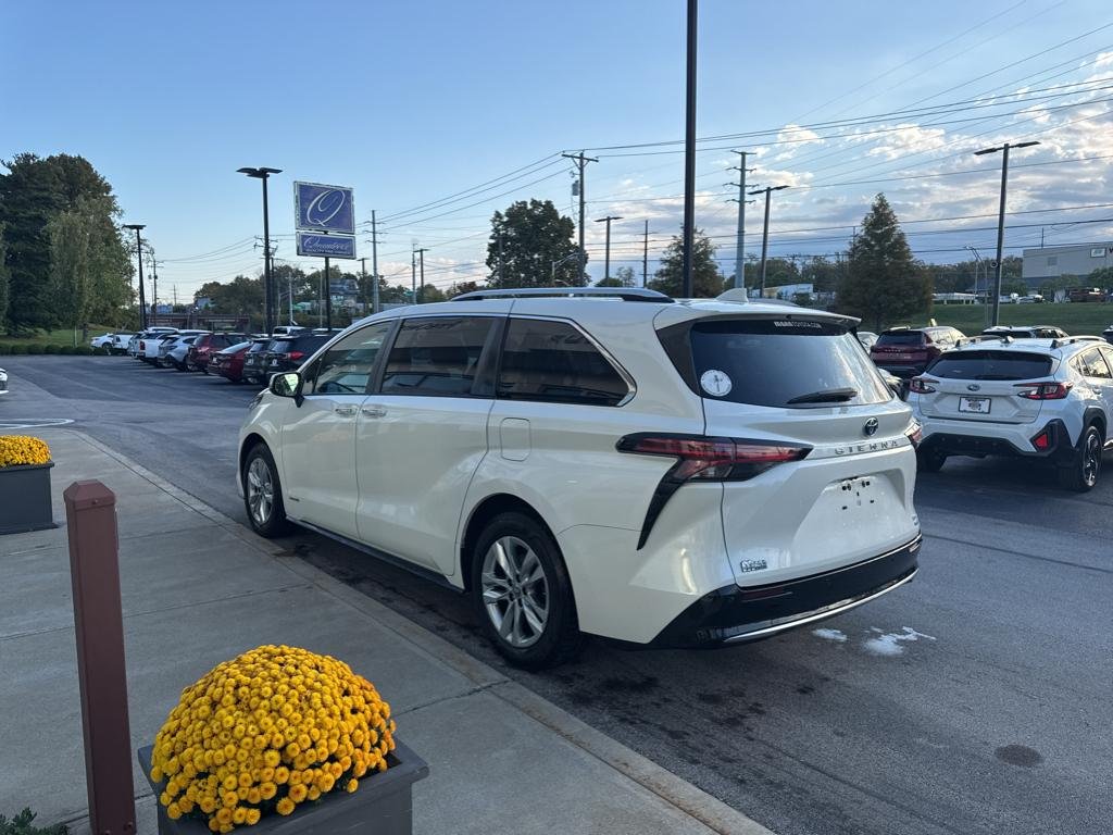 2021 Toyota Sienna Limited photo 3