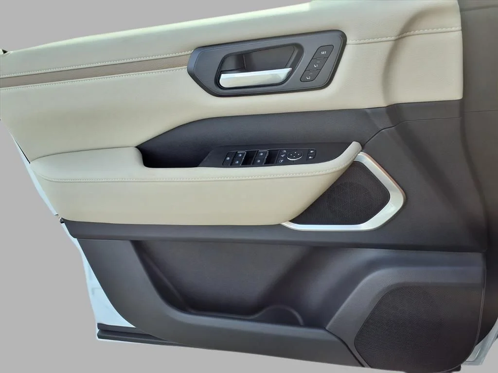 New 2026 Everest White TriCoat Nissan Platinum Reserve image 16