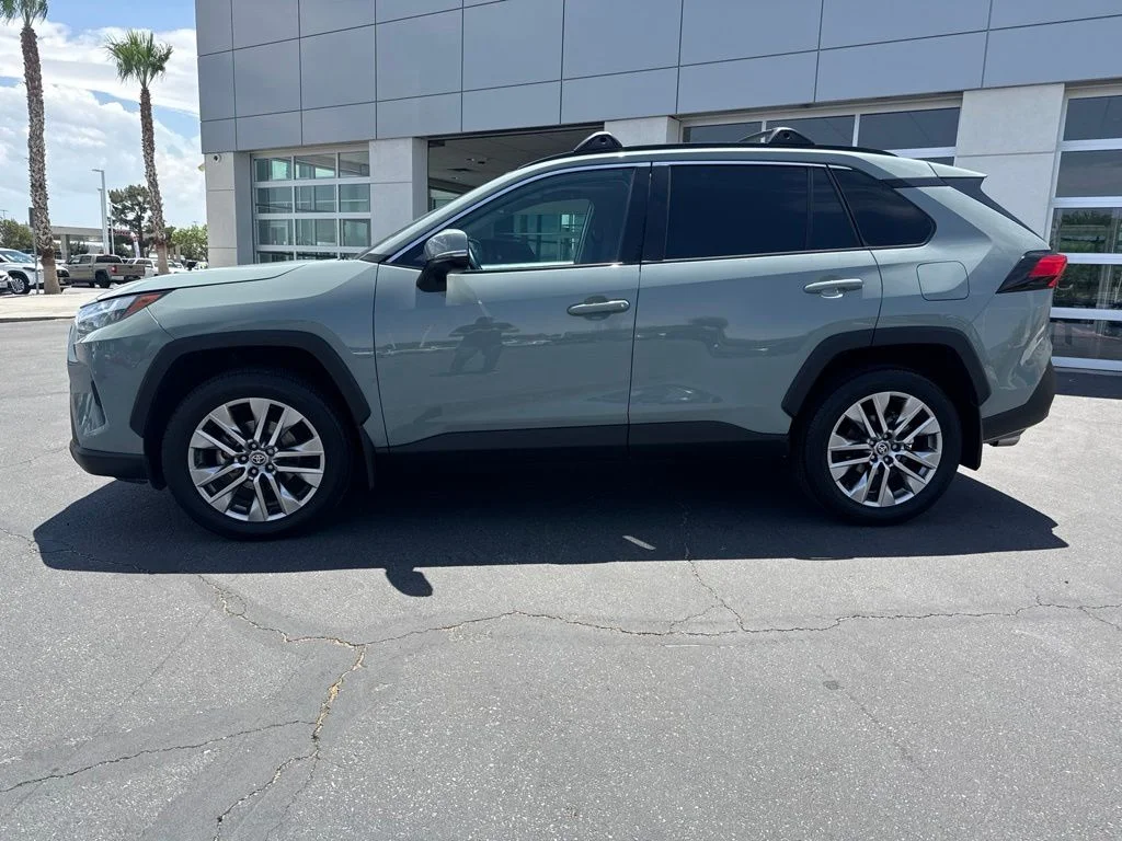 Used 2023  Toyota XLE Premium image 4
