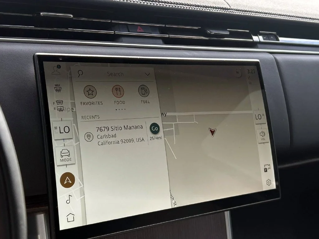 Used 2025  Land Rover SE image 28